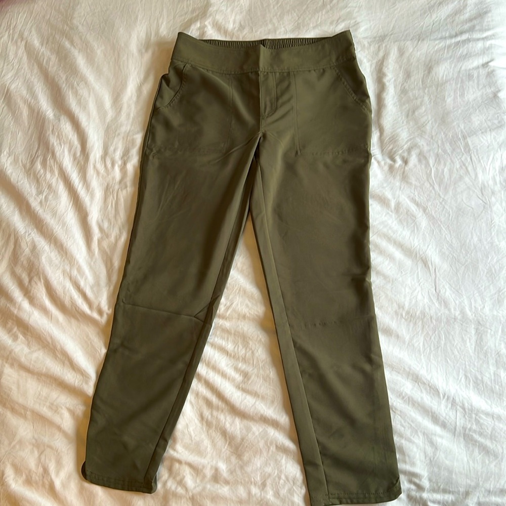 Sherpa Adventure green crop pants small, new